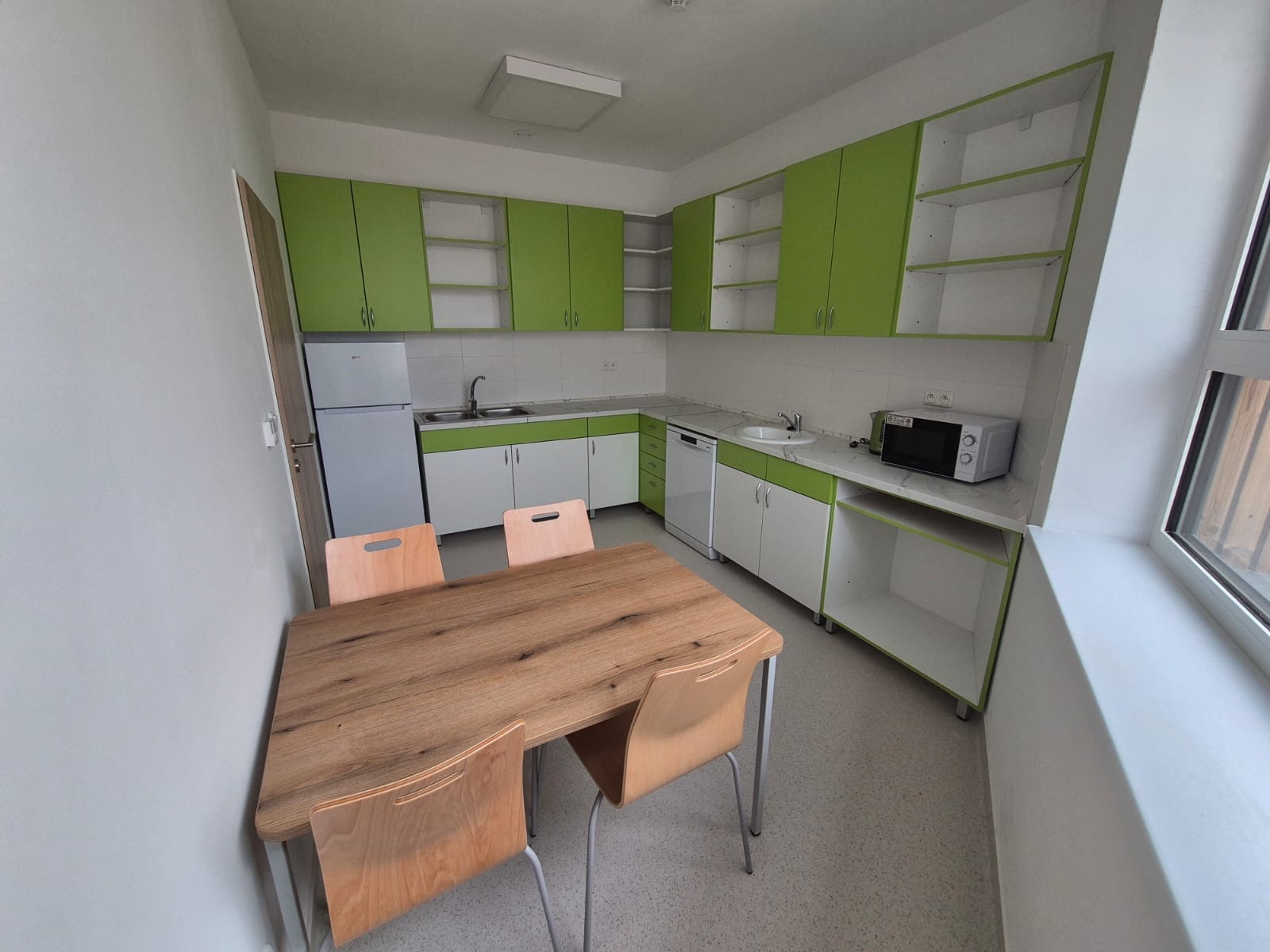 9c915361 f8bc 4e52 9f66 f8de45de629a 2 Zariadenie interiéru nemocnice