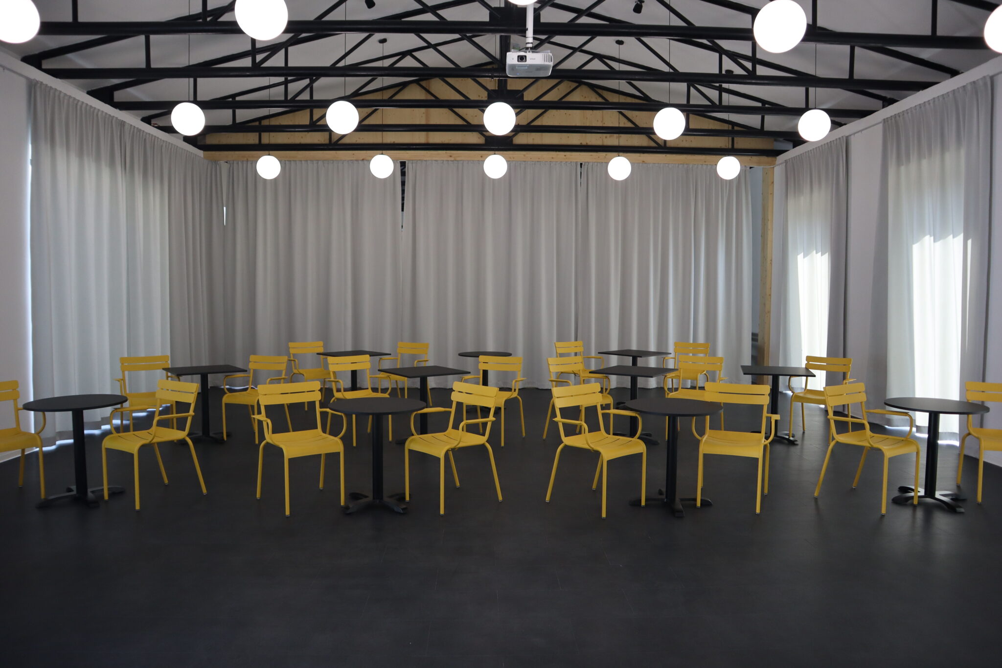 IMG 2561 2048x1365 1 Zariadenie interiéru na mieru